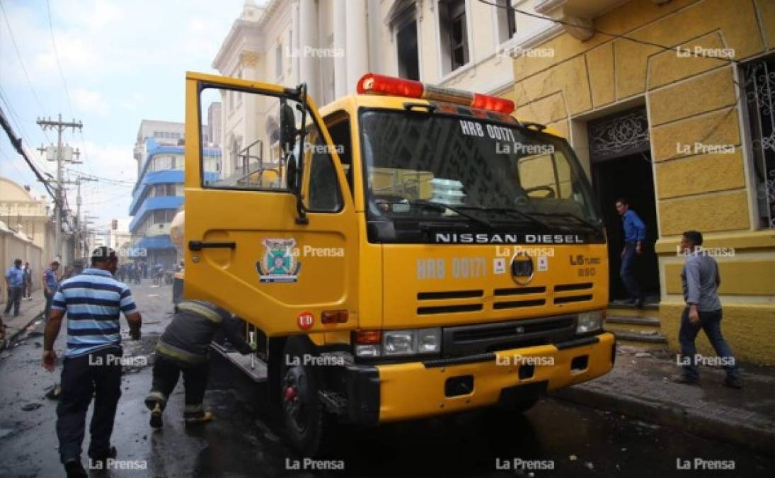 FOTOS: Fuego en edificios de Alcaldía de Tegucigalpa casi provoca tragedia