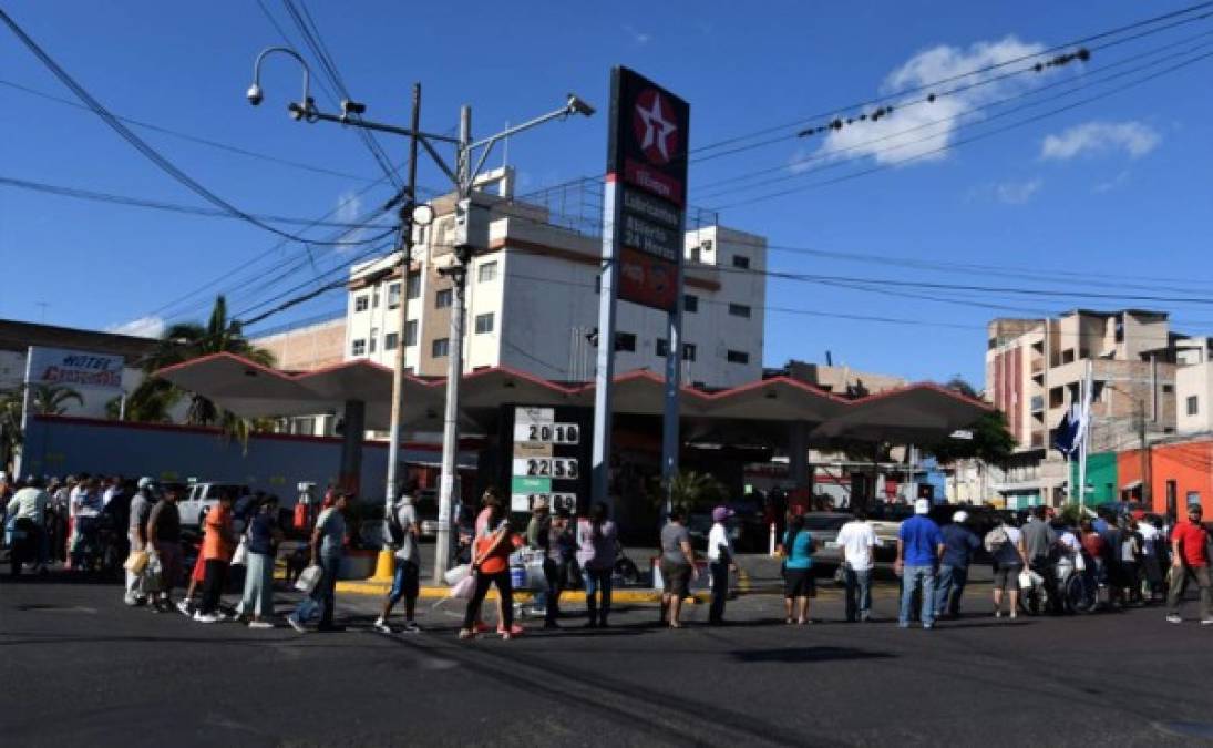 Será el siguiente domingo que se determine si continúa o no el toque de queda en Honduras. Foto AFP