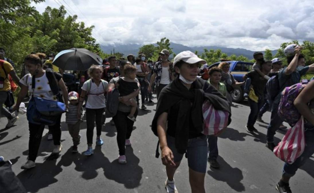 Salieron de Honduras el miércoles a la medianoche en busca del sueño americano y en medio de la nueva pandemia de coronavirus. Foto AFP