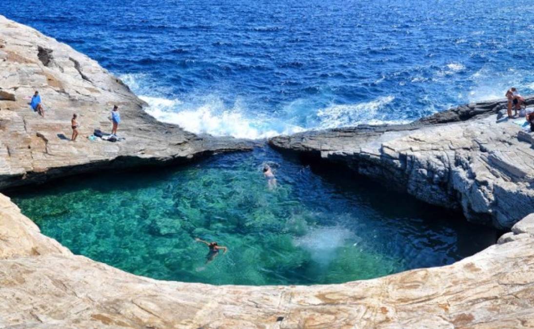 La laguna Giola es una espectacular piscina natural ubicada en Thassos, una isla griega.