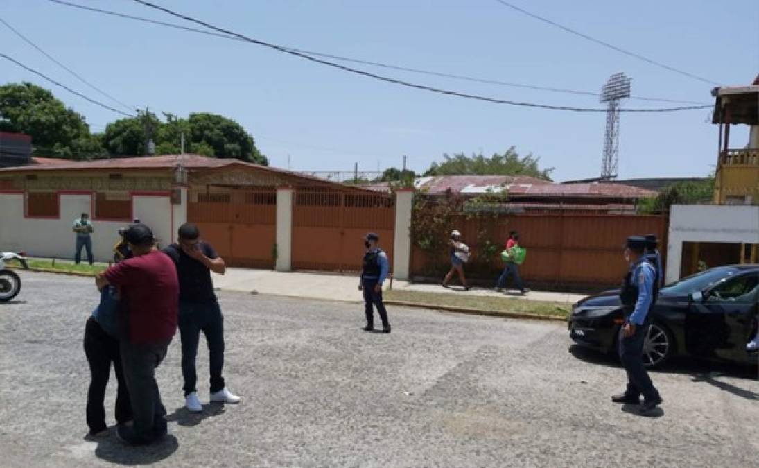 El hecho violento ocurrió en la residencial El Naranjal; ambos cuerpos quedaron al interior del vehículo.