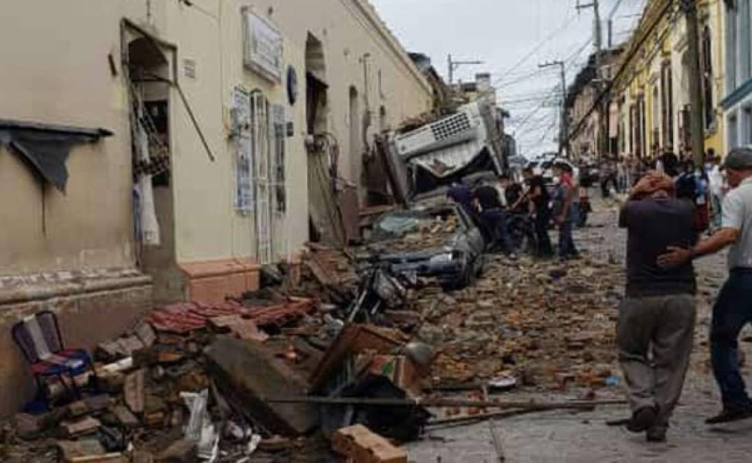 Se cae cornisa de histórico edificio en Santa Rosa de Copán; una mujer herida
