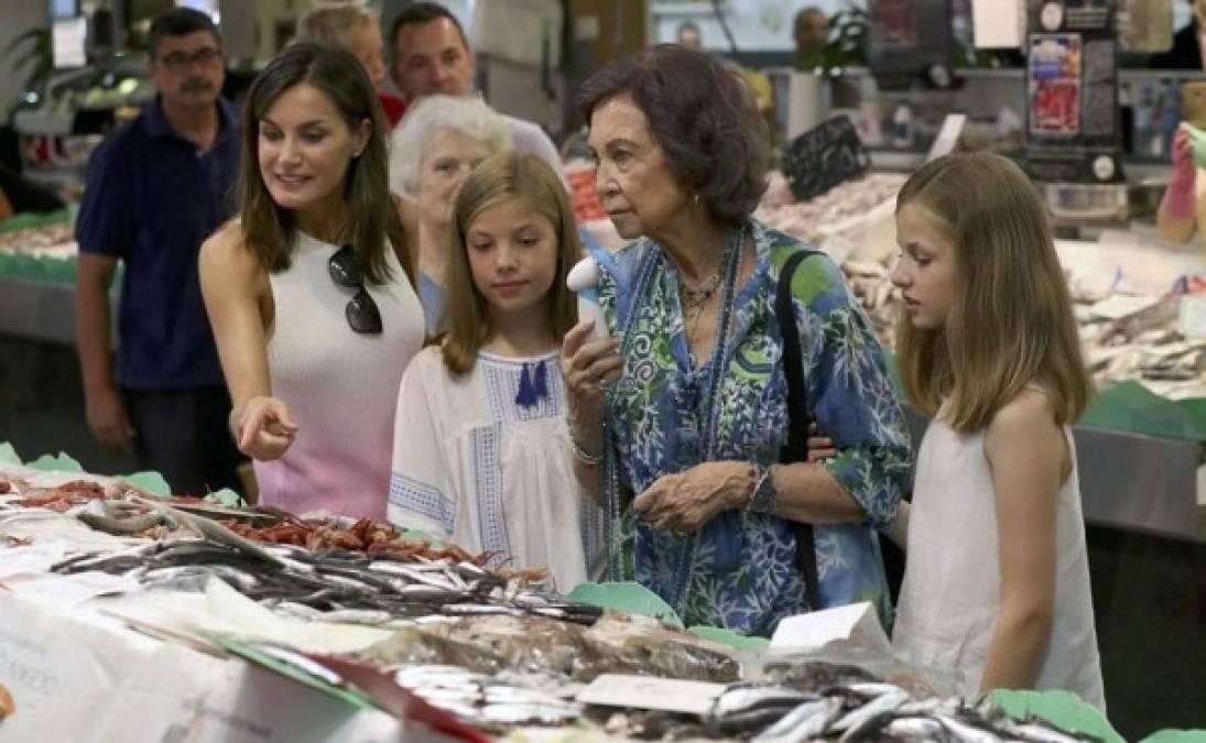 El momento fue calificado por el diario español El País como 'atípico', ya que al parecer una visita al mercado dista de las actividades que normalmente realiza la familia real en estas fechas, como pasar en el club de vela donde Felipe VI participa en la Copa del Rey de Vela, o realizando algún deporte acuático con los más jóvenes de la familia.<br/>