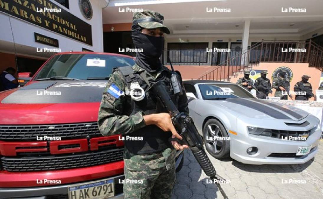 El Cholo Houston es amante de los vehículos de lujo. Varios carros Mustang valorados en más de 30,000 lempiras estaban dentro de su vivienda. También estaba un vehículo doble cabina que vale más de un millón de lempiras.