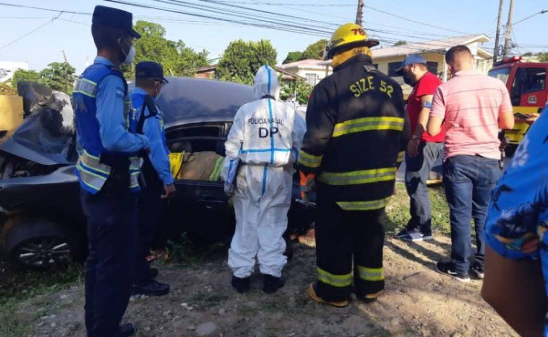 Equipos de la Policía Nacional, DPI y Bomberos en el lugar del accidente vial.