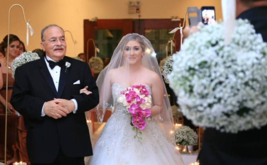 El orgulloso padre Luis Tirso Boquín Bendaña junto a su hija Padla Boquín Orenday. La novia lucía inmaculada para el gran día.