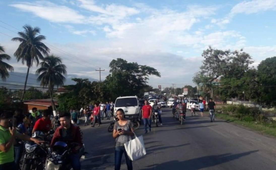 En Quebrada Seca, El Progreso, la toma comenzó bastante temprano este lunes, lugar a donde llegó la Policía para disuadir.