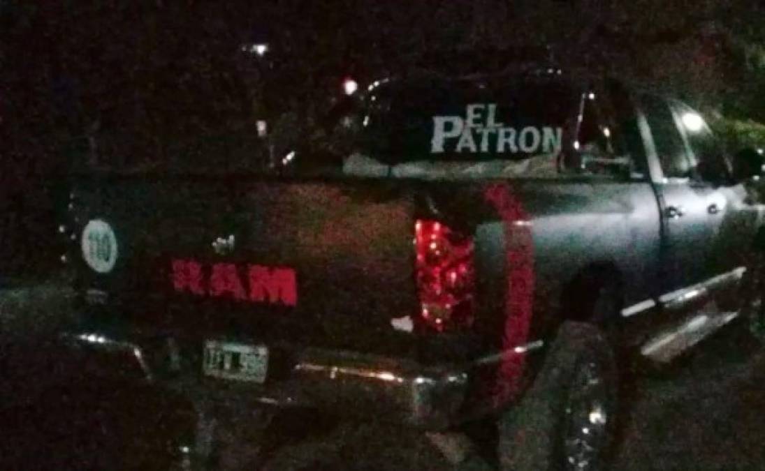 En la 'Quinta Nápoles' también se encontraron cuatro vehículos de alta gama, entre ellos una camioneta Dodge Ram negra con un sticker con la leyenda 'El Patrón', y un cuatriciclo.