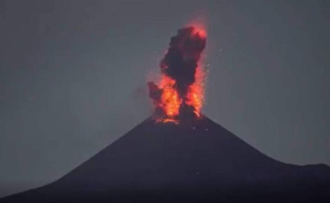 El 22 de diciembre de 2018, una fuerte erupción nocturna del volcán provocó el derrumbe parcial del cono de la montaña, lo que a su vez causó un tsunami que sorprendió a cientos de personas que pasaban las vacaciones de navidad en las costas de Java y Sumatra.