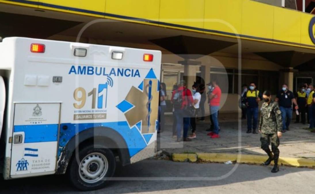 Trabajadores y clientes se manifestaron aterrados por el accidente pero al mismo tiempo reaccionaron de inmediato para atender a los heridos, tras activarse los protocoles de seguridad en el interior del establecimiento bancario.