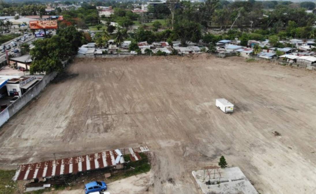 Este centro de atracciones cuenta con amplio espacio para que los sampedranos estacionen sus vehículos en espacios seguros.