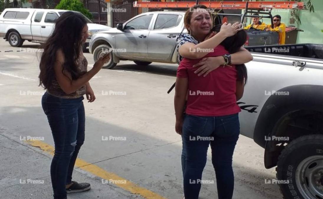 A la escena del crimen llegaron parientes de la vícima, quienes cayeron destrozados al mirar a su ser querido asesinado dentro de su carro.