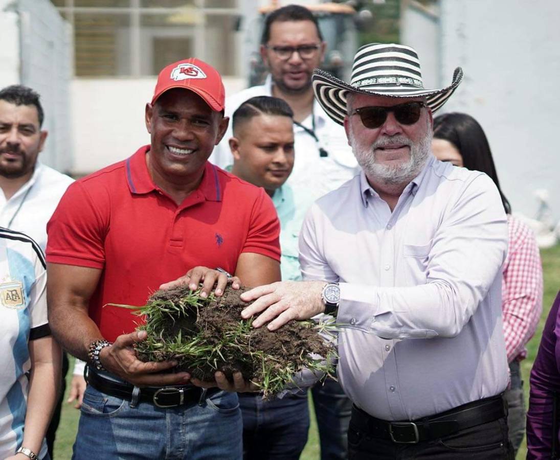 Mario Moncada junto a Roberto Contreras, alcalde de San Pedro Sula Sula.