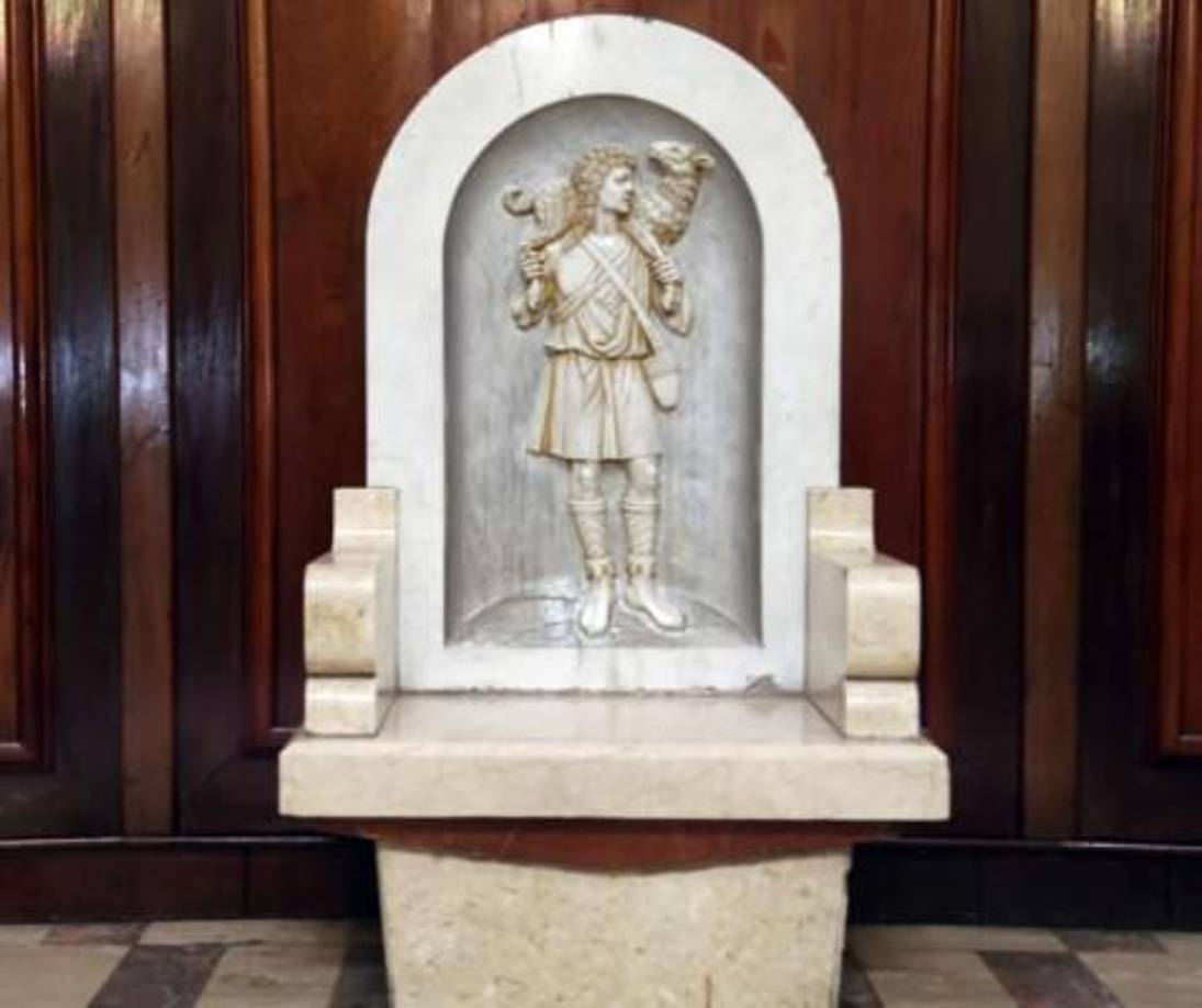 SILLA DE LA CÁTEDRA.Se encuentra debajo de la imagen del apóstol San Pedro y es llamada La Cátedra de San Pedro. Tiene una imagen de un pastor que carga una oveja.