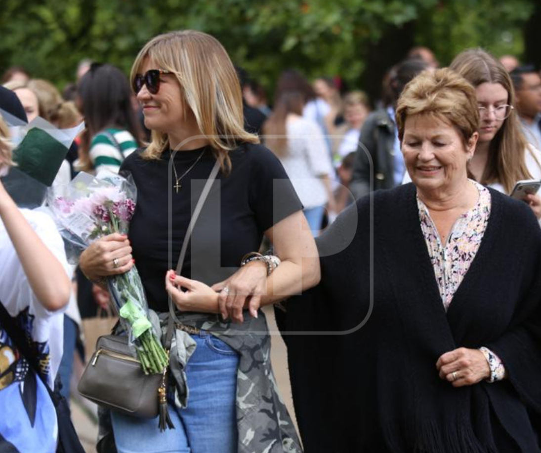 Sin embargo, no todos han podido llevar flores hasta la puerta del palacio por lo que han tenido que crear otros espacios donde ubicarlas. “Queríamos llevar las flores a la puerta de Buckingham, pero hay tanta gente que ahora estamos buscando el sitio perfecto para poder dejar el ramo”, lamenta una de las visitantes.