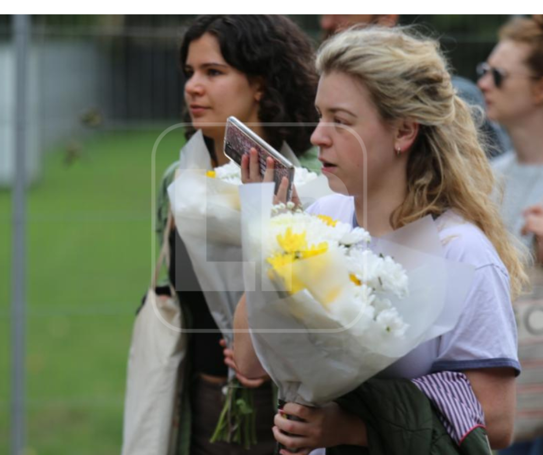 Día y noche no dejan de llegar personas al palacio Buckingham a homenajear a la reina.