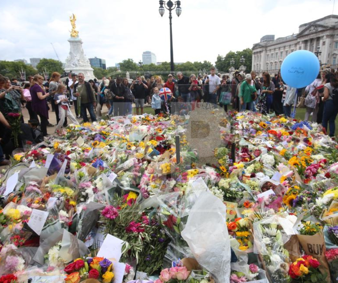 “Las flores son para la reina. Sabíamos que era mayor y que estaba débil, pero fue todo muy rápido. Al menos no sufrió”, son las palabras de algunos londinense.