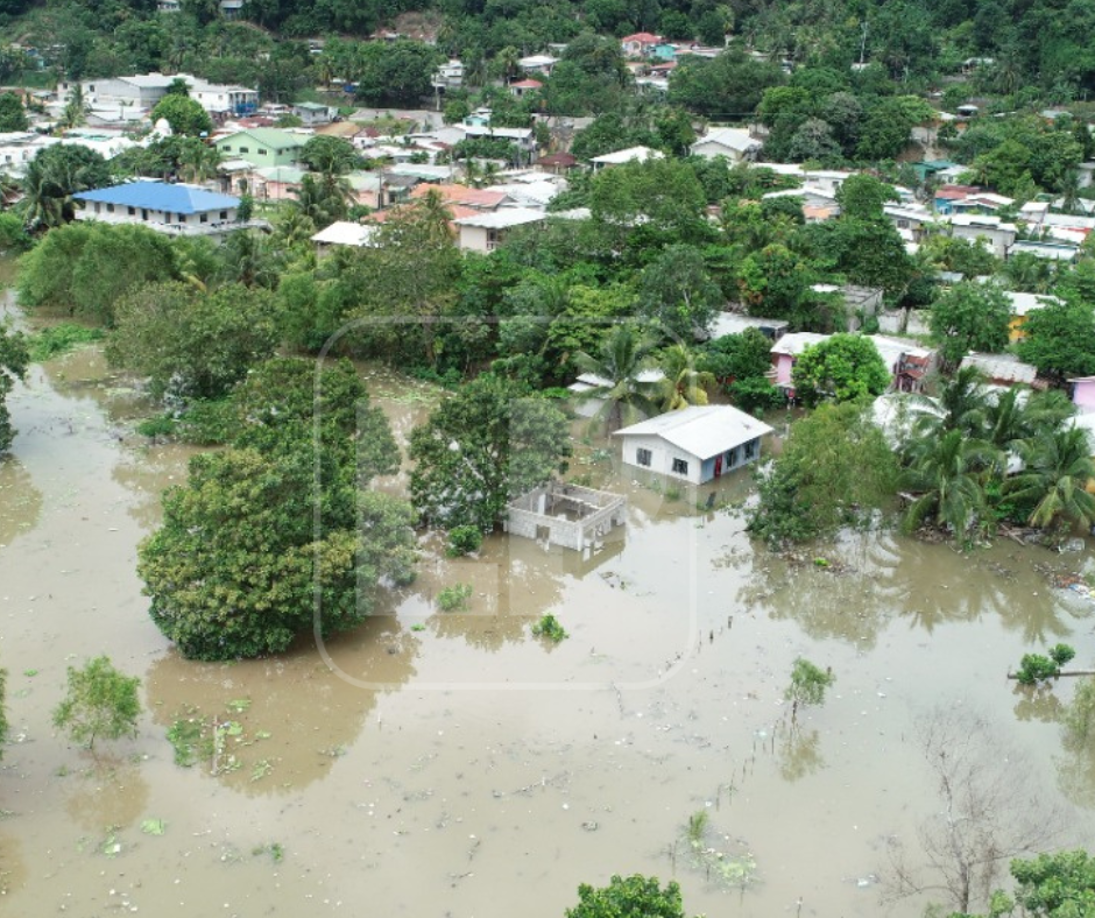 Al menos 600 familias reportan las autoridades que han sido afectadas en esta zona; asimismo, se registran escuelas dañadas.