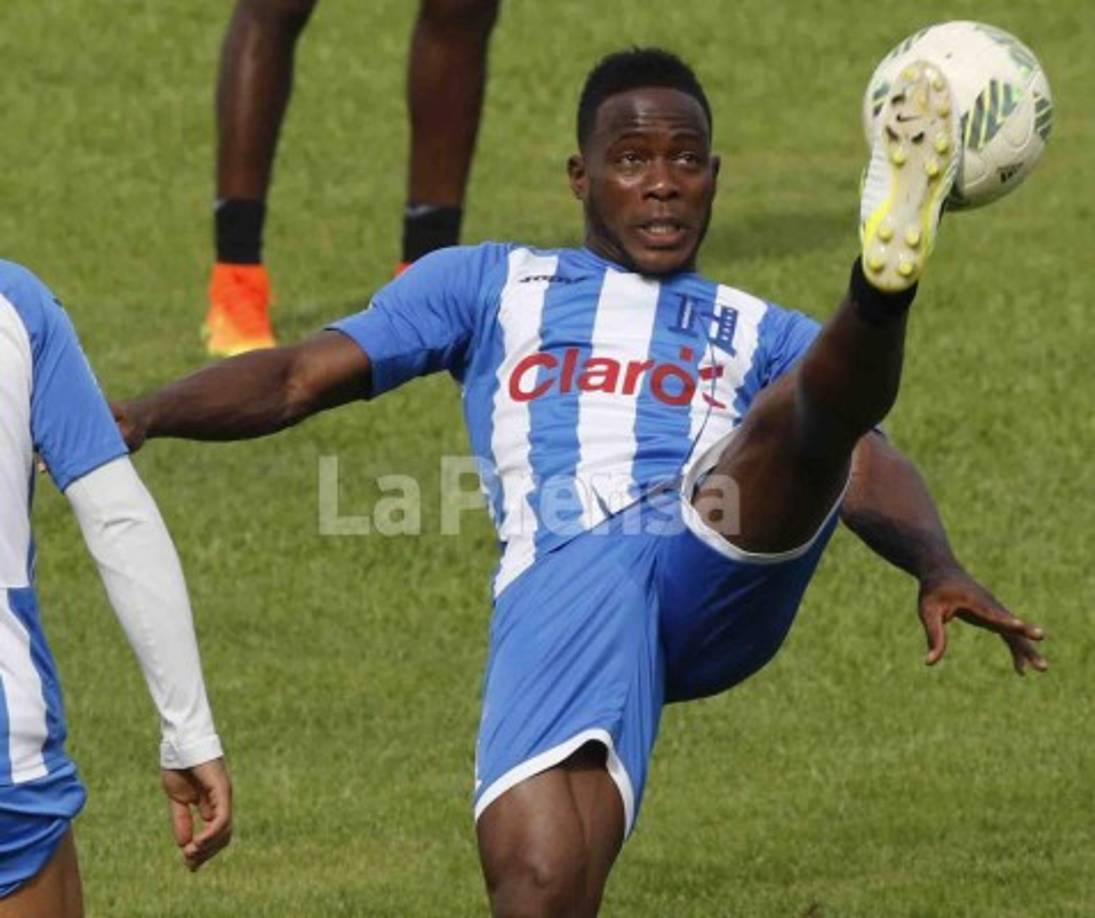 Brazil's forward Neymar (L) carries his son Davi Lucca during a training session at Yug Sport Stadium, in Sochi, on July 4, 2018, during the Russia 2018 World Cup football tournament. / AFP PHOTO / NELSON ALMEIDA
