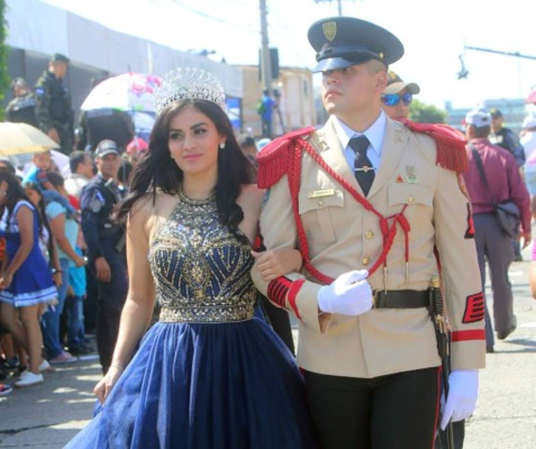 Jóvenes reinas de distintas institiciones mostraron su belleza a Honduras.