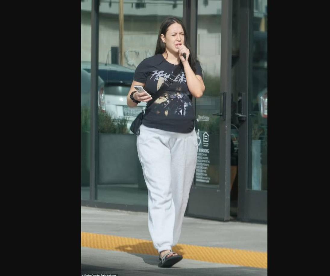 “La única vez que tuve relaciones sexuales con [Maralee] en 2021 fue en marzo de 2021 en Houston, Texas”, dice el documento. “Recuerdo específicamente haber tenido relaciones sexuales con [ella] en marzo porque era mi cumpleaños. [Ella] y yo asistimos juntas a una fiesta en un hotel en Houston. [Ella] me había llamado y quería estar conmigo en mi cumpleaños”