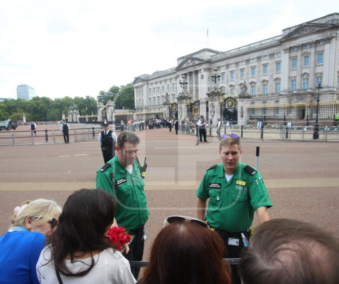 Además, personas de todo el mundo han decidido acercarse hoy a Londres para homenajear a la reina Isabel II.