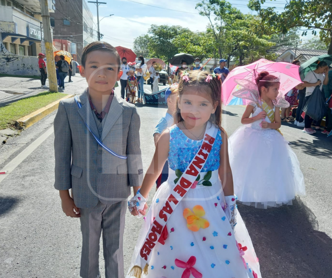 Como en todo desfile, no podía faltar la “Reina de la Flores” acompañada de su caballero.