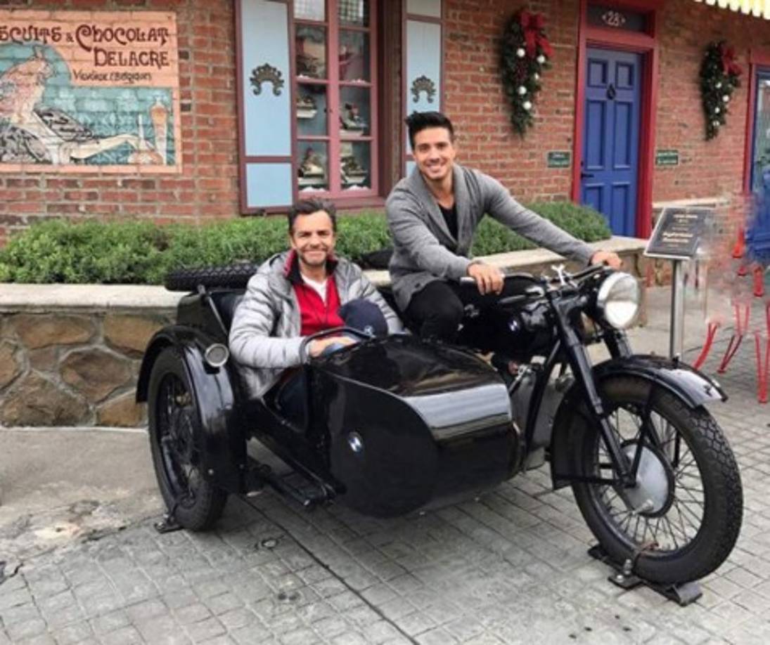 Vadhir Derbez, es el segundo hijo de Eugenio, tiene 27 años y es actor y cantante desde su infancia.