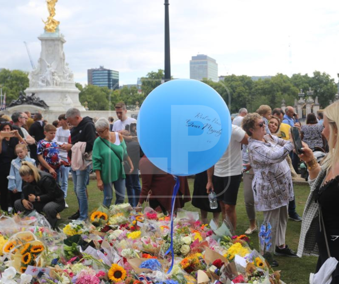 Cientos de personas a lo largo de este sábado, han llevado flores y mensajes escritos para la Reina Isabel II, fuera al palacio de la reina Isabel II.