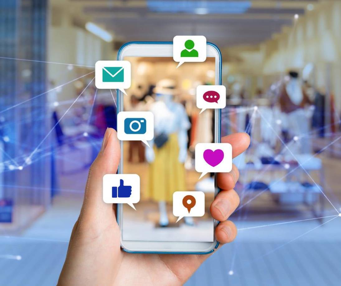 Si decide compartir fotografías de sus hijos en sus redes sociales también es muy importante que el contenido gráfico no muestre ningún tipo de dato identificativo, por ejemplo, que no pueda verse algún detalle que muestre dónde está situado el colegio del niño o la calle en la que viven.