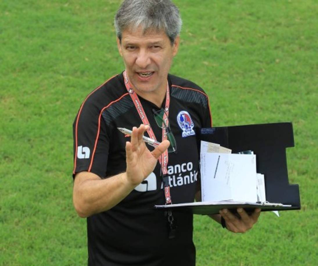 El colombiano Carlos Restrepo espera más refuerzo para el Olimpia y que finalmente Costly se quede en el club.