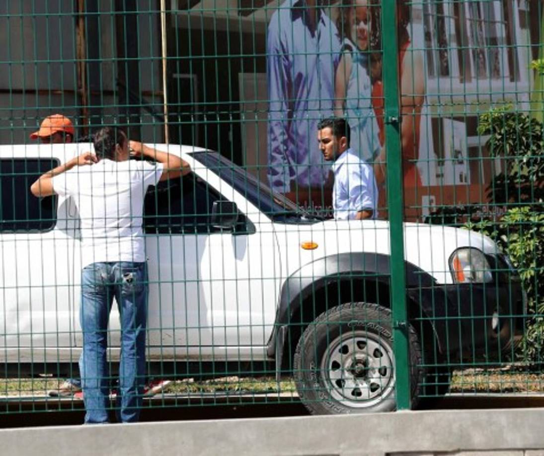 La mañana de este domingo comienza a circular la noticia de que Paola Paz está viva, sana y salva. Ella apareció dentro de un vehículo en el estacionamiento de un centro comercial. Su novio y amigos la buscaban con desesperación.