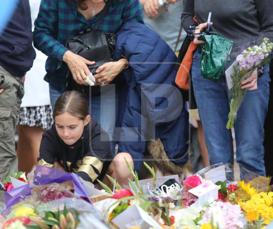 Niños, jóvenes y adultos lloran la partida de su reina. 