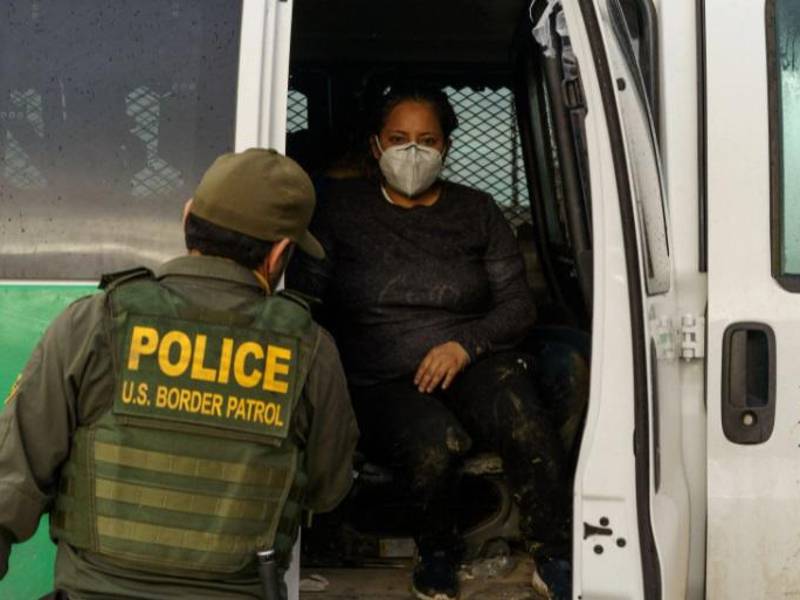 Los indocumentados detenidos al cruzar la frontera de EEUU son expulsados de inmediato por el título 42.