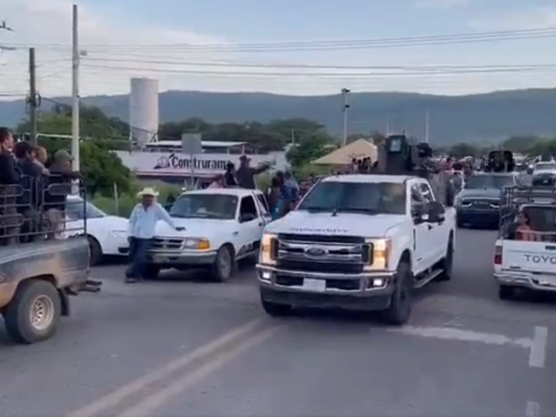 “¡Puro Sinaloa!” Convoy de sicarios presume potentes armas en desfile