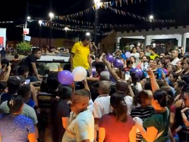 Familiares, amigos y vecinos de El Paraíso en Petoa se congregaron anoche para recibir los restos de Kimberly Sabillón y darle un emotivo adiós. Los residentes la recuerdan como una niña respetuosa e inteligente. Muchos aún no asimilan su pérdida, especialmente por la forma en que le quitaron la vida. Imagen tomada de Pueblo Nuevo Noticias.