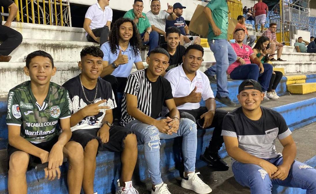 El jugador de Marathón, Odín Ramos, estuvo en las gradas del Olímpico observando el partido ante Real España.