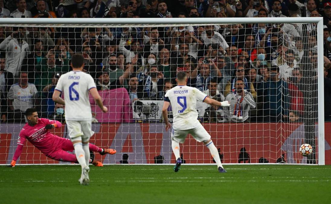 Así marcó Karim Benzema su gol de penal para la remontada del Real Madrid (6-5) contra el Manchester City.