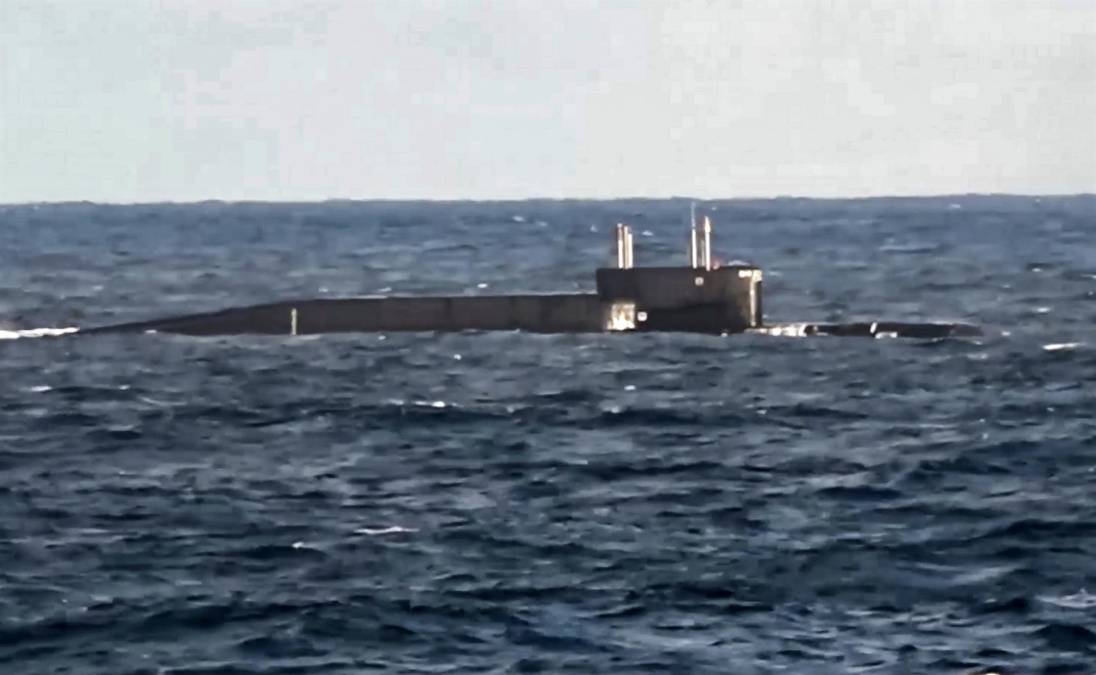 La televisión rusa mostró a la tripulación de un submarino preparar el lanzamiento de un misil desde las aguas del mar de Barents en el Ártico. El ejercicio involucró a aviones bombarderos de largo alcance Tu-95.
