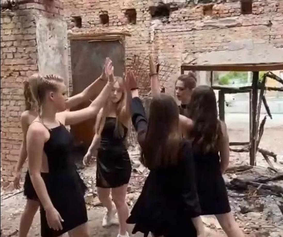 A finales de febrero, los rusos llegaron a las puertas de Járkov, a Saltivka, pero fueron repelidos por el ejército ucraniano. Muchos edificios fueron atacados entonces.