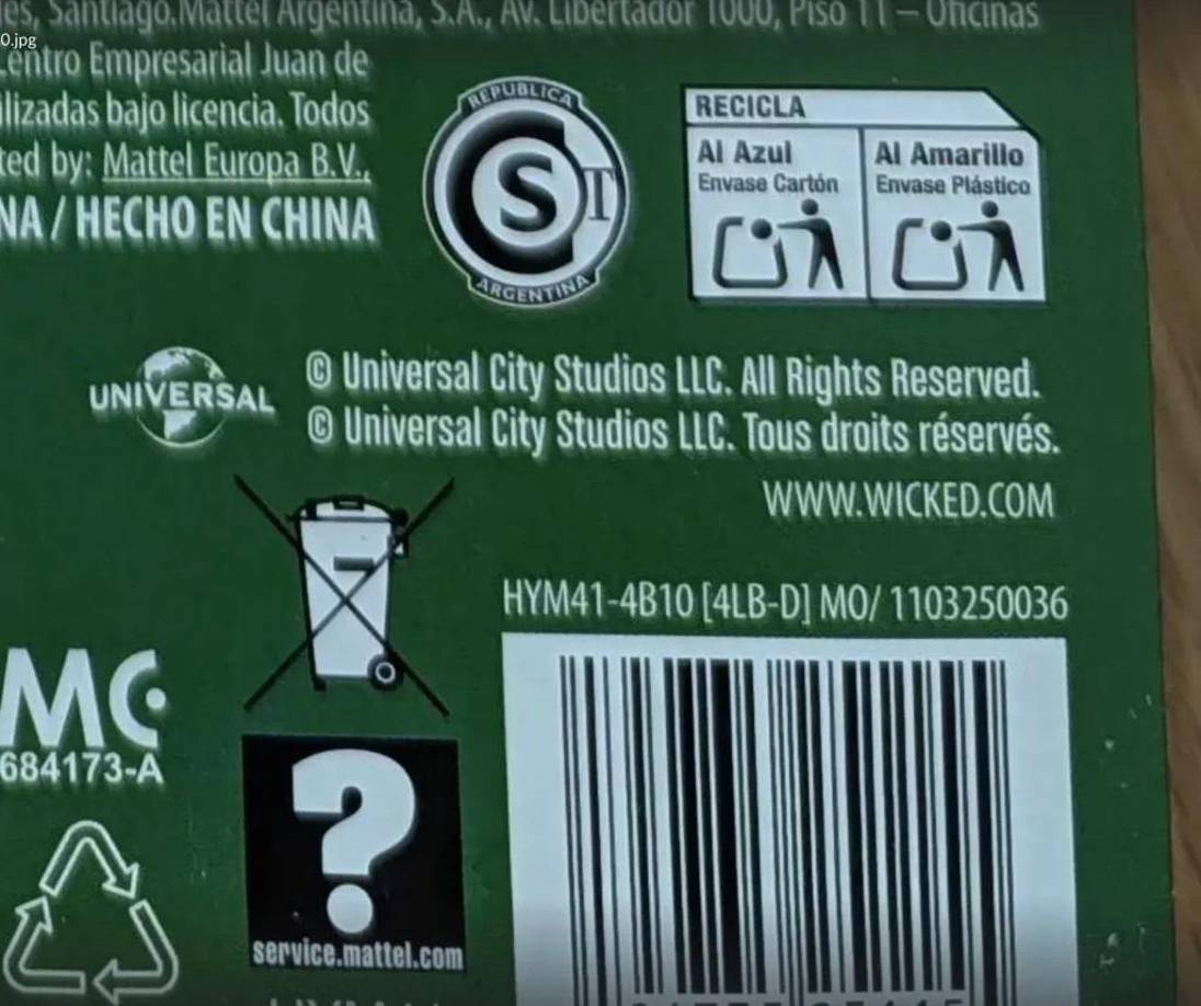 Un usuario de nombre Sarah Genao publicó en la red X esta fotografía, donde aparece el enlace equivocado, en un embalaje de la muñeca de Wicked. “El sitio oficial de las muñecas de Mattel Wicked te dirige a un sitio web para adultos”, expresó. Publicación que desató una ola de reacciones en contra y otras burlándose.