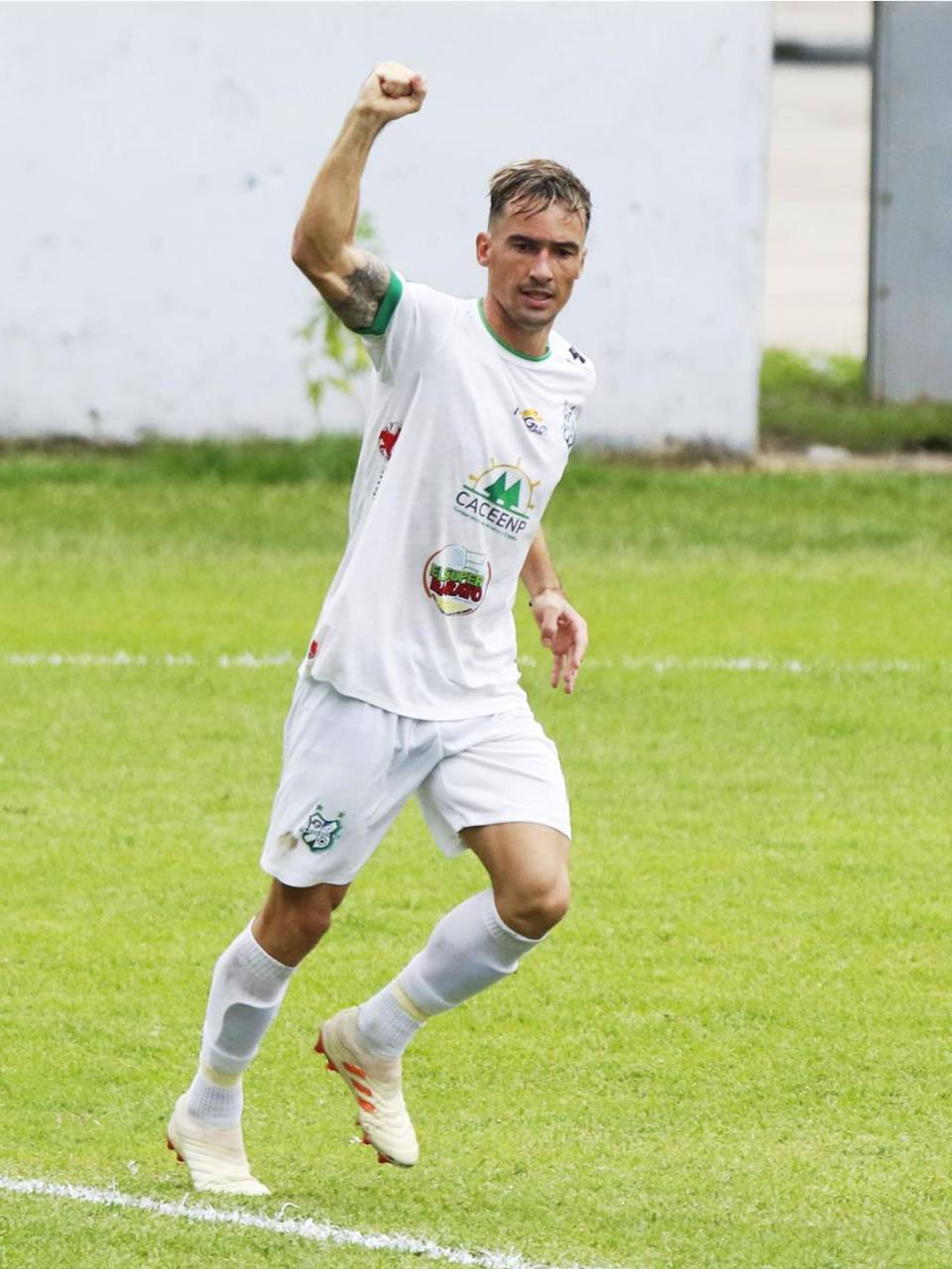Álvaro Klussener: el atacante seguirá celebrando su goles en el Tiburón.