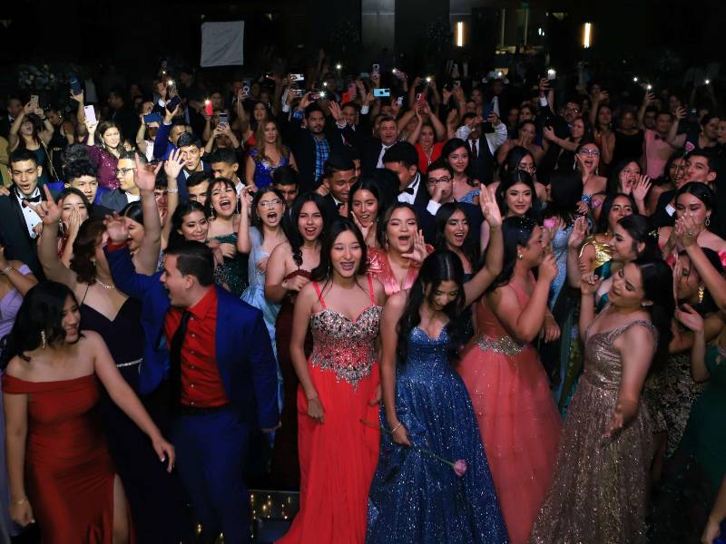 Los más de 50 alumnos que se despiden de su institución disfrutaron hasta el amanecer de su objetivo alcanzado.