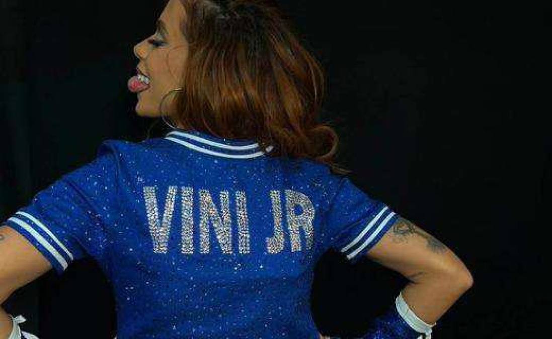 Vinicius también fue relacionado con su compatriota y famosa cantante Anitta, quien le dedicó un homenaje en la final de la Champions League.