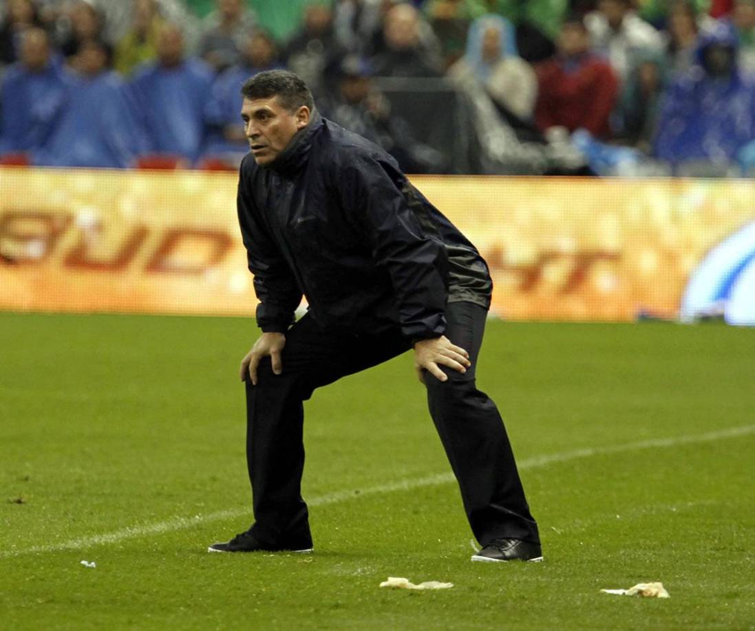 Luis Fernando Suárez fue el ‘Maestro‘ de esa obra maestra, desde el banquillo dirigió a la Selección de Honduras para lograr el histórico Aztecazo. Mandó a la cancha a tres cambios.