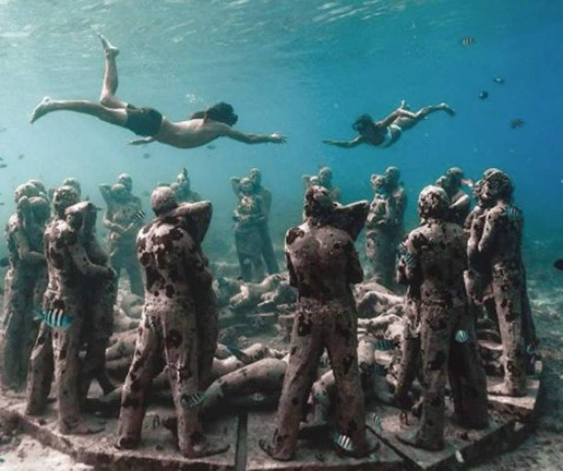 Una pareja de influencers australianos denunció con impactantes imágenes la contaminación ambiental en las paradisíacas playas de 'arena rosada' de Indonesia.