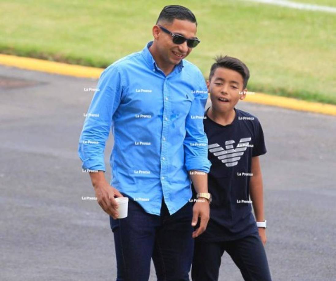 El lateral Emilio Izaguirre llegó acompañado por su familia y ha señalado que sigue sin definir dónde jugará. No descartó unirse al Motagua.