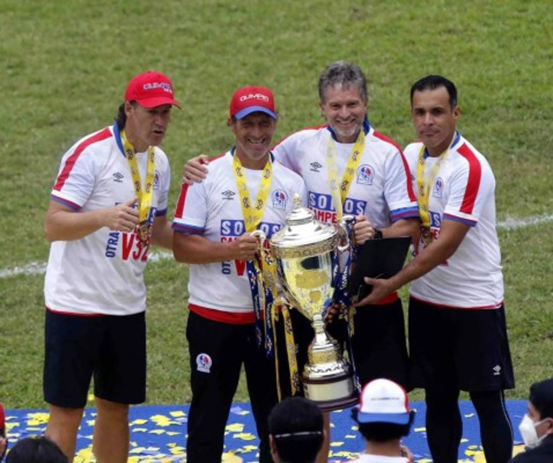 Pedro Troglio y su cuerpo técnico posando con la Copa.