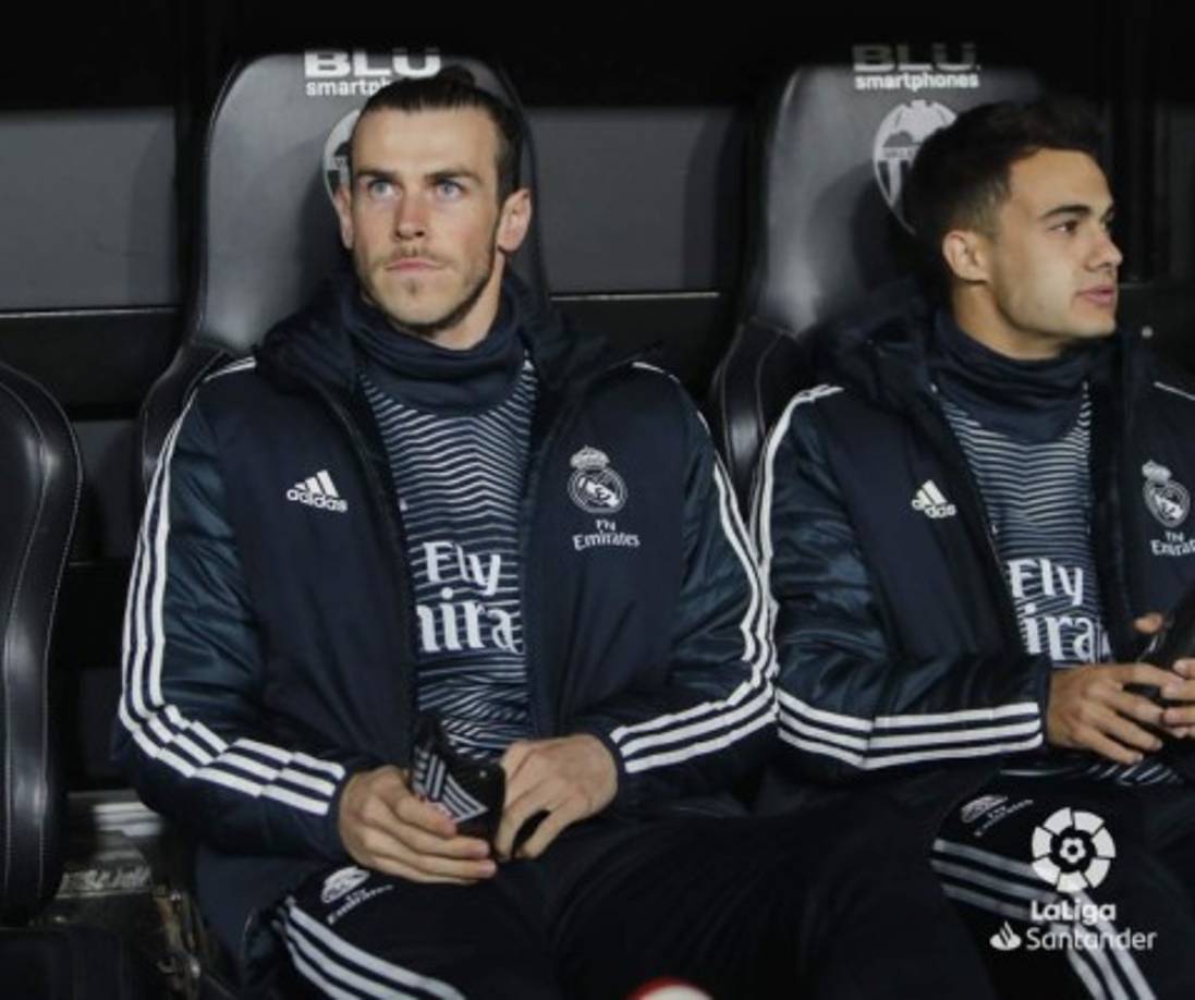 Gareth Bale, con semblante serio en el banco de suplentes antes del inicio del partido, junto a Sergio Reguilón. Foto LaLiga.es
