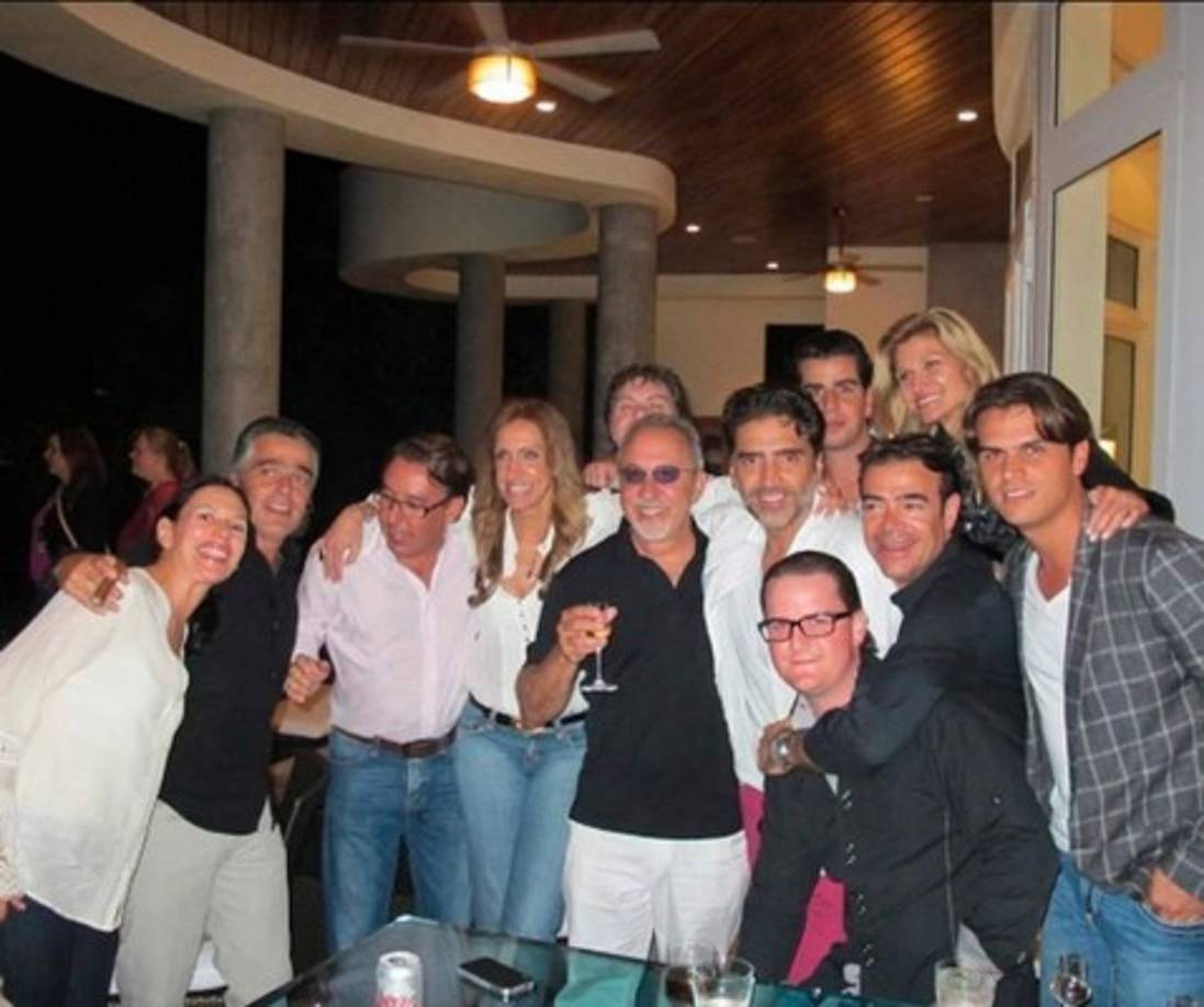 En su perfil de Instagram, el novio de la ex Miss Universo se deja ver con famosos como Alejandro Fernández, Emilio Azcárraga, Anahí, Manuel Velasco, Gonzalo García Vivanco, Ludwika Paleta, Emiliano Salinas, Claudia Álvarez, Billi Rovzar, Checo Barrera, 'Chicharito' Hernández, Karla Laveaga, Alejandra Infante, Lili y Emilio Estefan y Rafael Amaya.